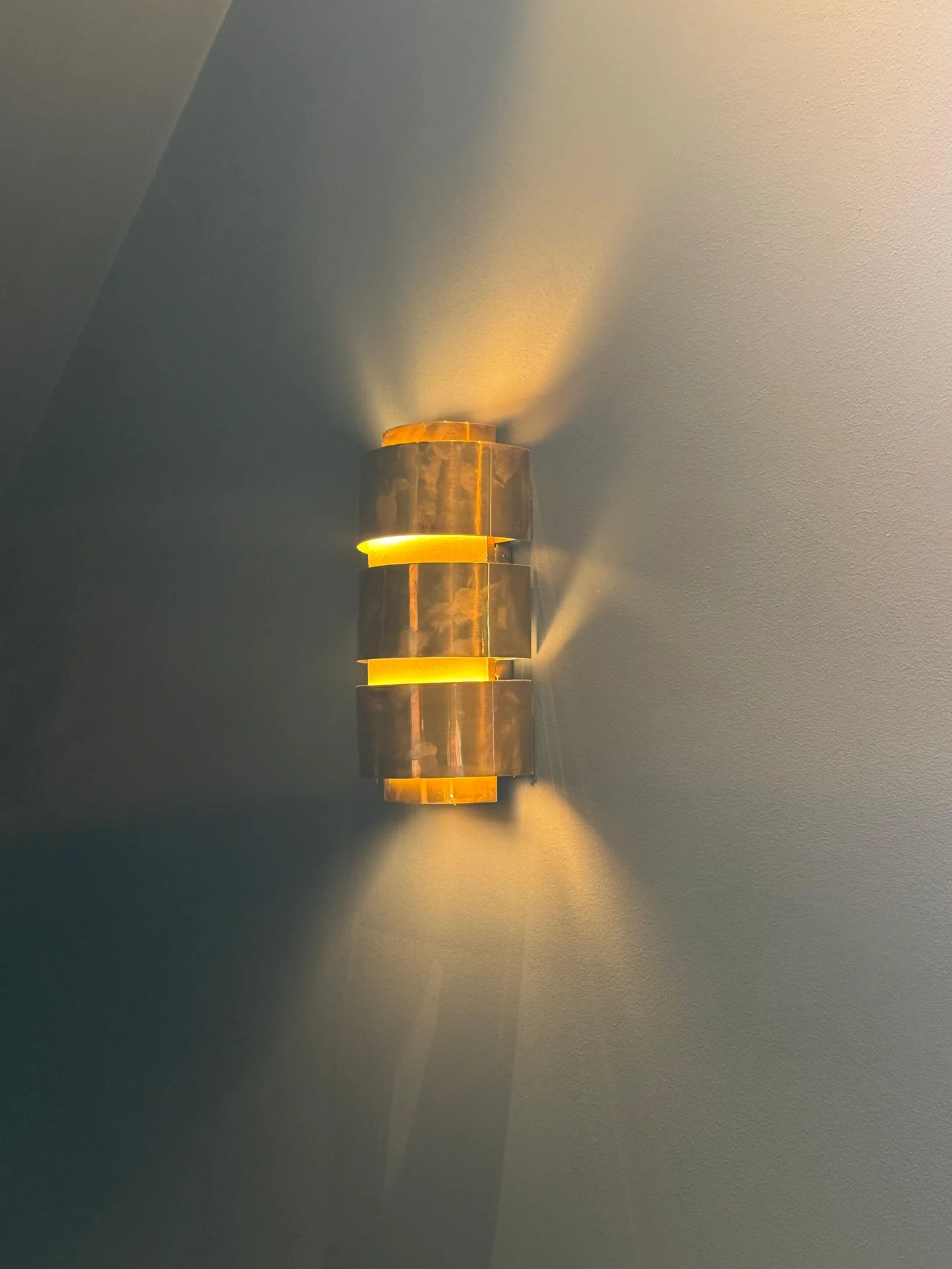 Eine ruhige Wandfläche im Zusammenspiel mit warmem Licht.