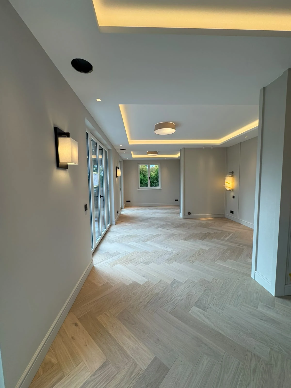 Heller Innenraum mit präzisen Wand- und Deckenflächen